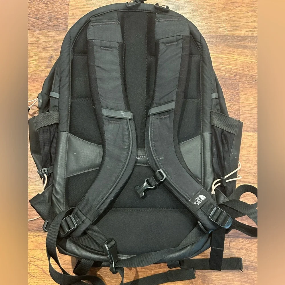 The North Face Borealis Black Backpack Flexvent Padded Adjustable Pockets 18.5”